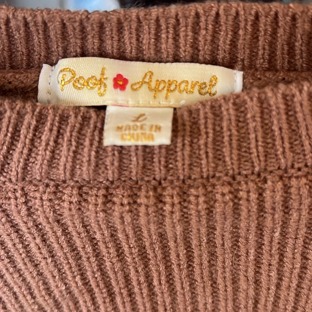 Tan sweater with split open back - Picture 3 of 3